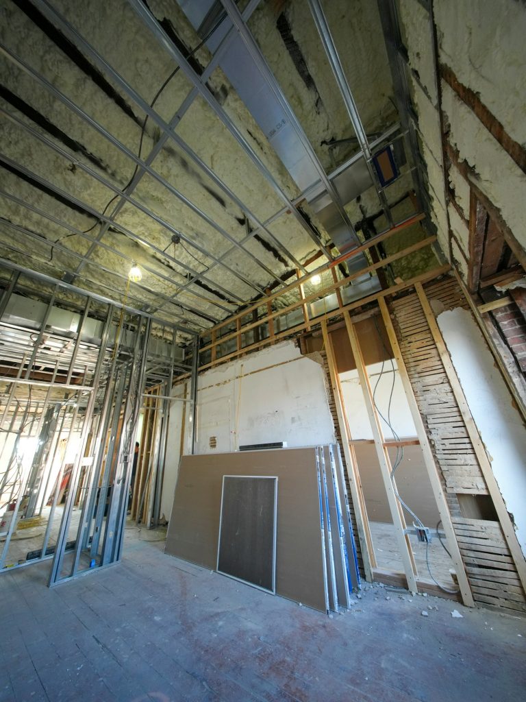Trockenbauwand mit Metallständerwerk und Gipskartonplatten